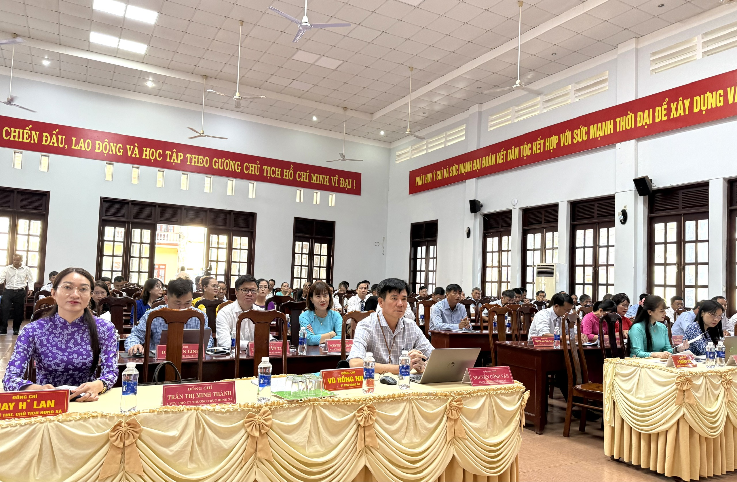 các đại biểu tham dự kỳ họp